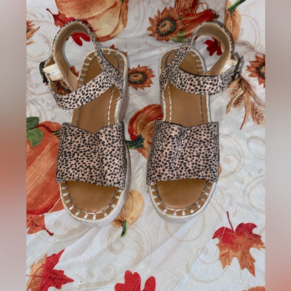 Universal thread wedges women size 6.5